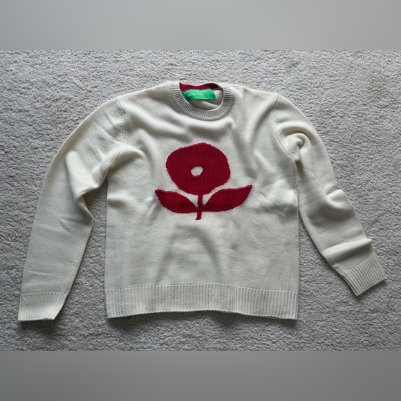 United Colors Of Benetton Sweaters - United Colors Of Benetton Cream Sweater with Red Floral Motif 80% Lana wool